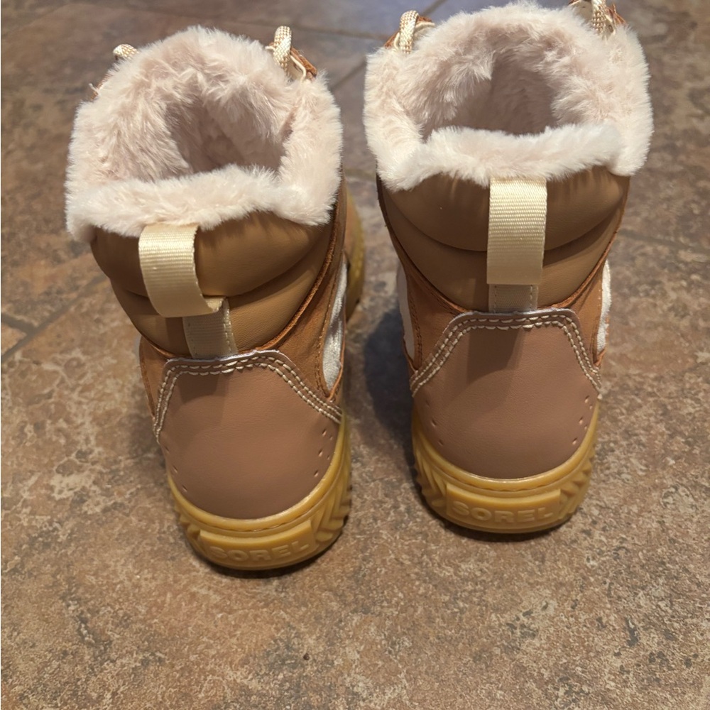 Sorel Tan and Cream Winter Boots with Fur Lining - Picture 3 of 6